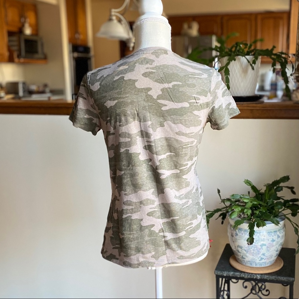 Universal Thread camo t-shirt - Picture 3 of 3